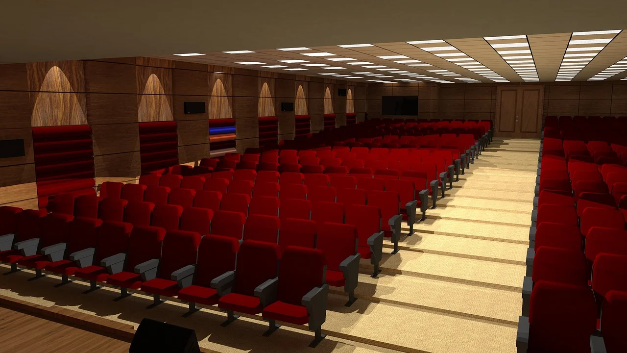 Pusta sala konferencyjna z czerwonymi krzesłami