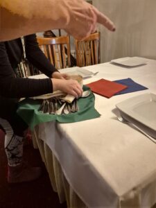 Nauka rozkładania sztućców na stole