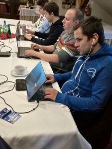 Uczestnicy czytają materiały z kursu na swoich laptopach